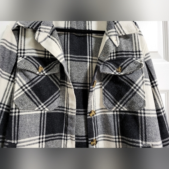 Shacket Plaid Button-Up in Black and White Double Button Pockets Size L - Picture 4 of 7